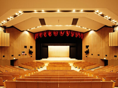 【三鷹市公会堂 光のホール】柔らかな光と響きに包まれて。特別な一日を叶える舞台の秘密。