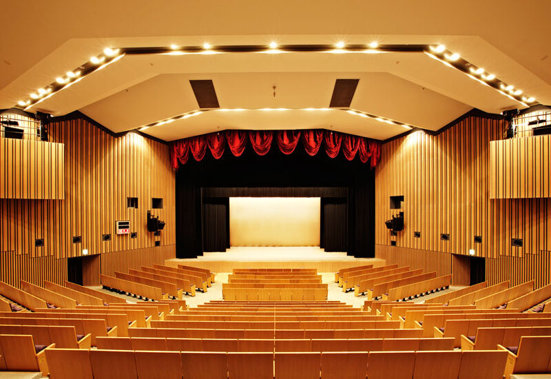 【三鷹市公会堂 光のホール】柔らかな光と響きに包まれて。特別な一日を叶える舞台の秘密。