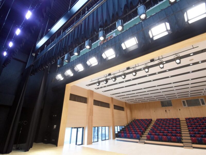 与那原町上の森かなちホールのすべて｜座席数、音響、おすすめの用途などを徹底紹介！